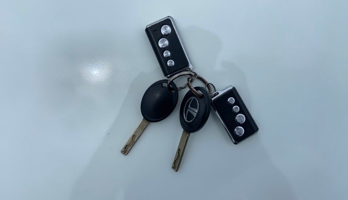 2023 Tata Tiago XM CNG, CNG, Manual, 32,657 km, Key Close Up