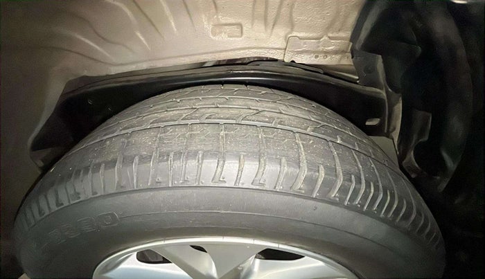 2017 Toyota Innova Crysta 2.4 VX 8 STR, Diesel, Manual, 77,820 km, Right Front Tyre Tread