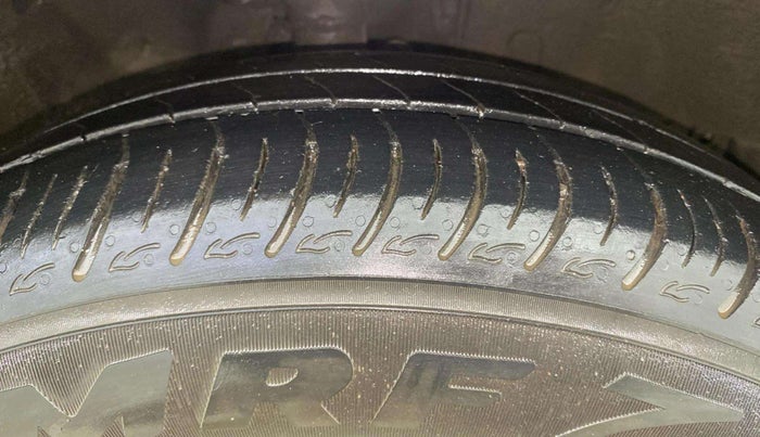 2015 Honda City 1.5L I-VTEC VX CVT, Petrol, Automatic, 1,01,436 km, Right Front Tyre Tread