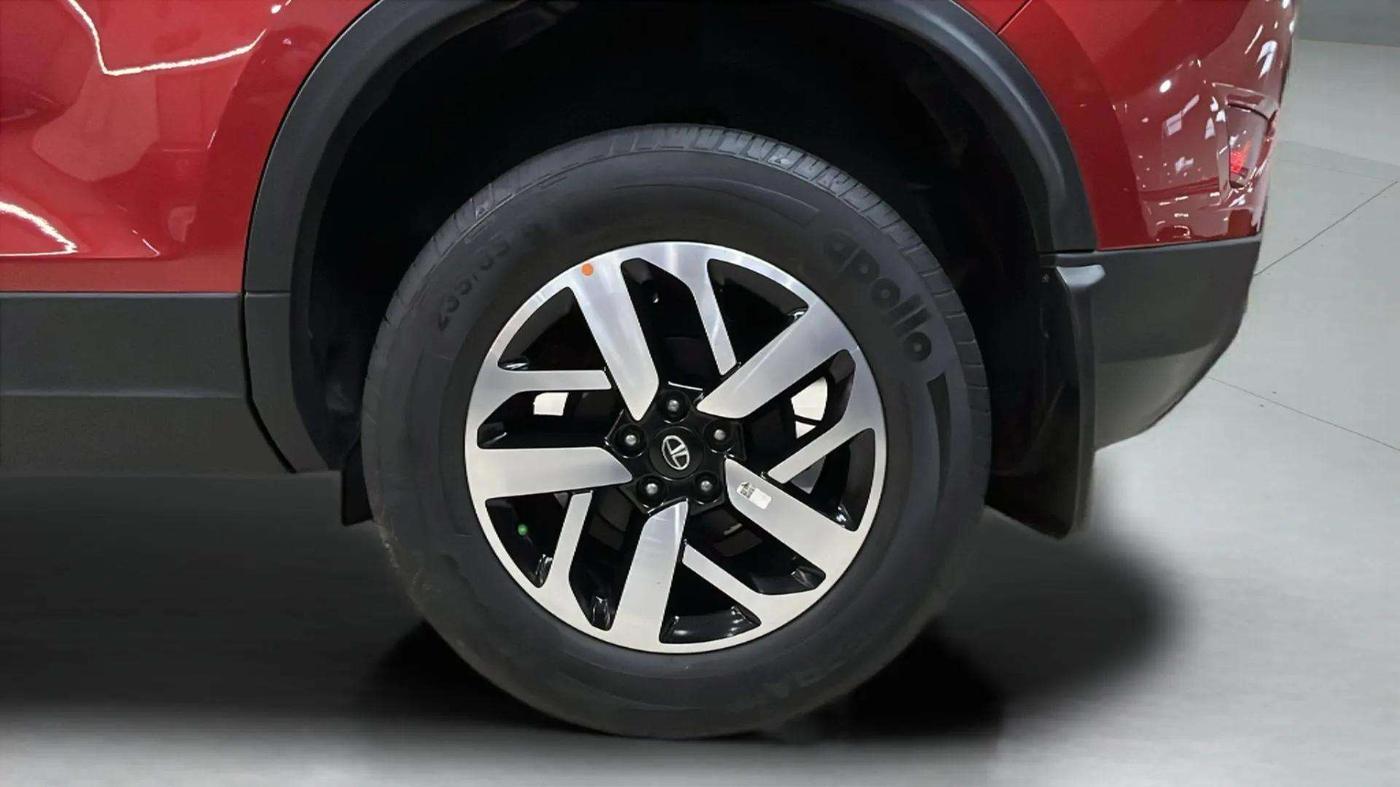 2021 Tata Harrier XZA PLUS 2.0L, Diesel, Automatic, 29,861 km, Left Rear Wheel