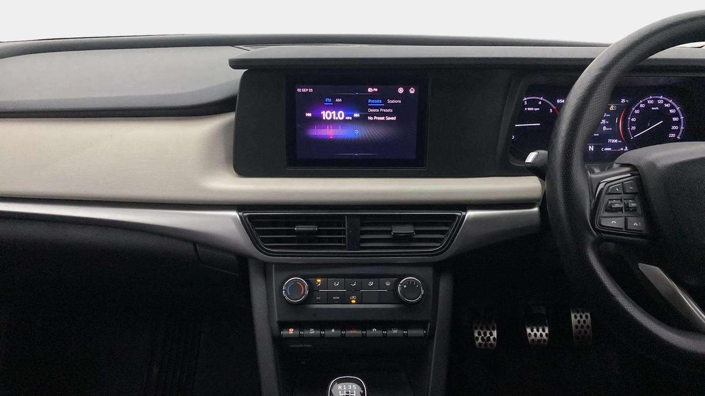 2022 Mahindra XUV700 MX D MT 5 STR, Diesel, Manual, 77,160 km, Air Conditioner