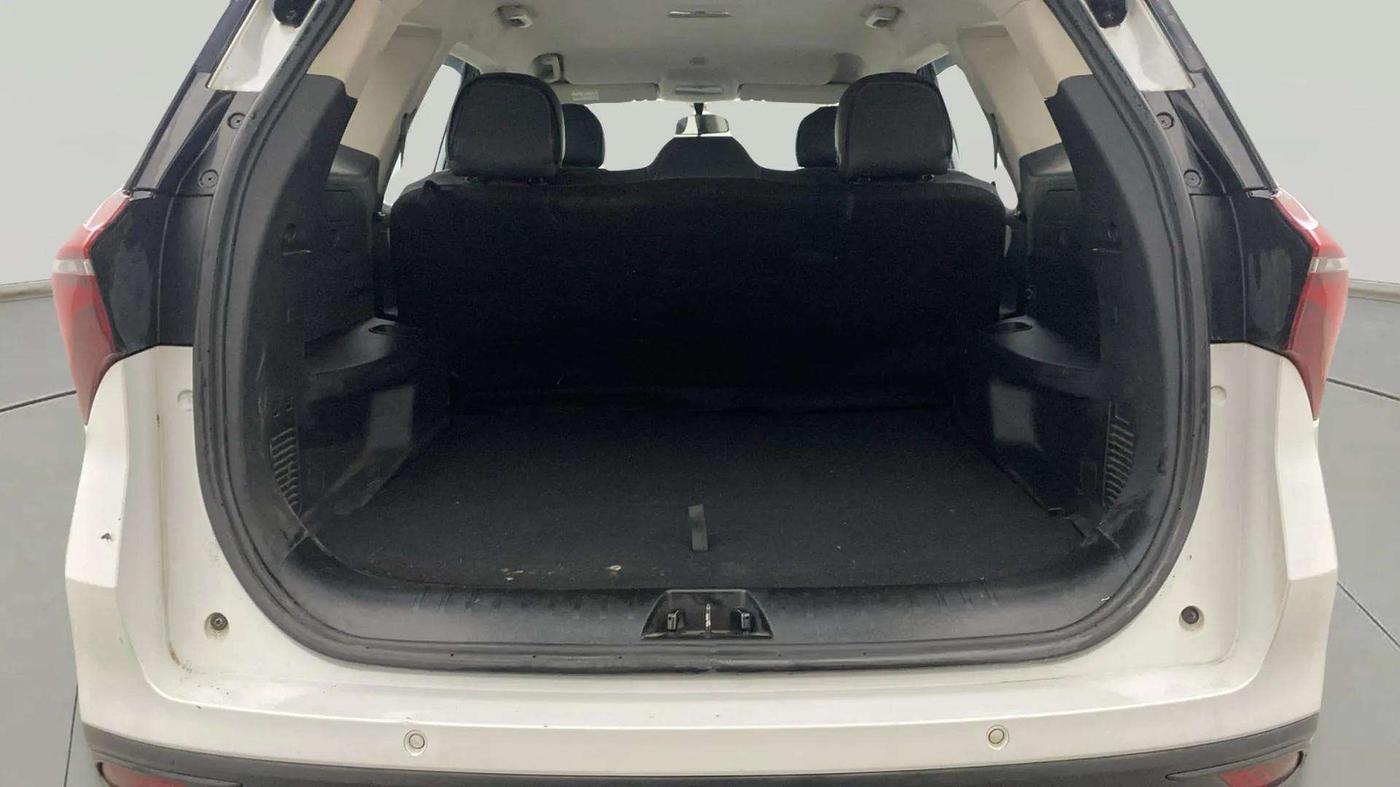 2022 Mahindra XUV700 MX D MT 5 STR, Diesel, Manual, 77,160 km, Boot Inside