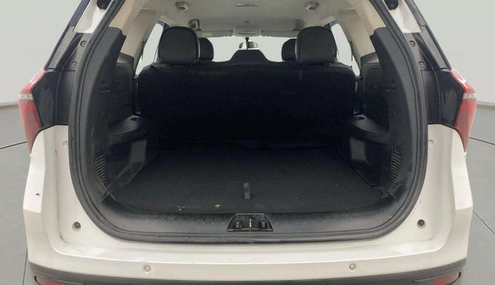 2022 Mahindra XUV700 MX D MT 5 STR, Diesel, Manual, 77,160 km, Boot Inside
