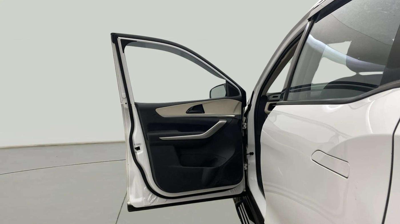 2022 Mahindra XUV700 MX D MT 5 STR, Diesel, Manual, 77,160 km, LHS Front Door