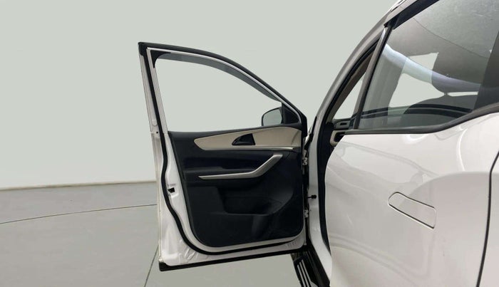2022 Mahindra XUV700 MX D MT 5 STR, Diesel, Manual, 77,160 km, LHS Front Door