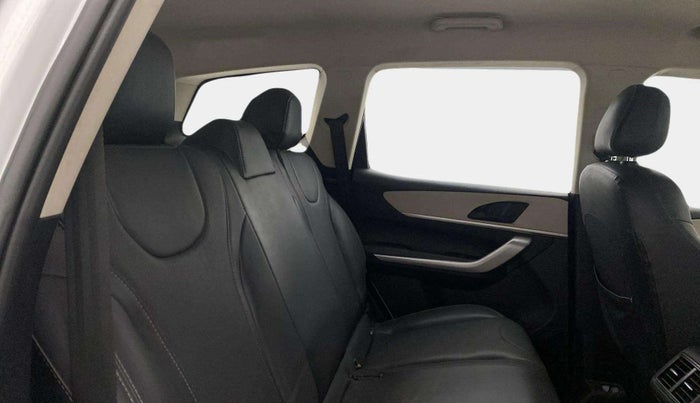 2022 Mahindra XUV700 MX D MT 5 STR, Diesel, Manual, 77,160 km, Right Side Rear Door Cabin