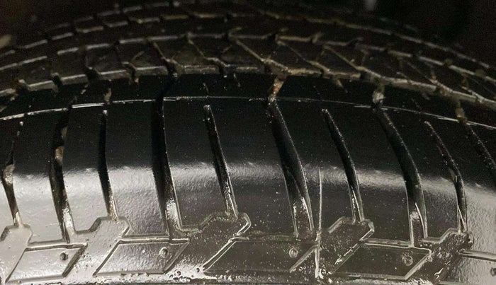 2022 Mahindra XUV700 MX D MT 5 STR, Diesel, Manual, 77,160 km, Left Rear Tyre Tread