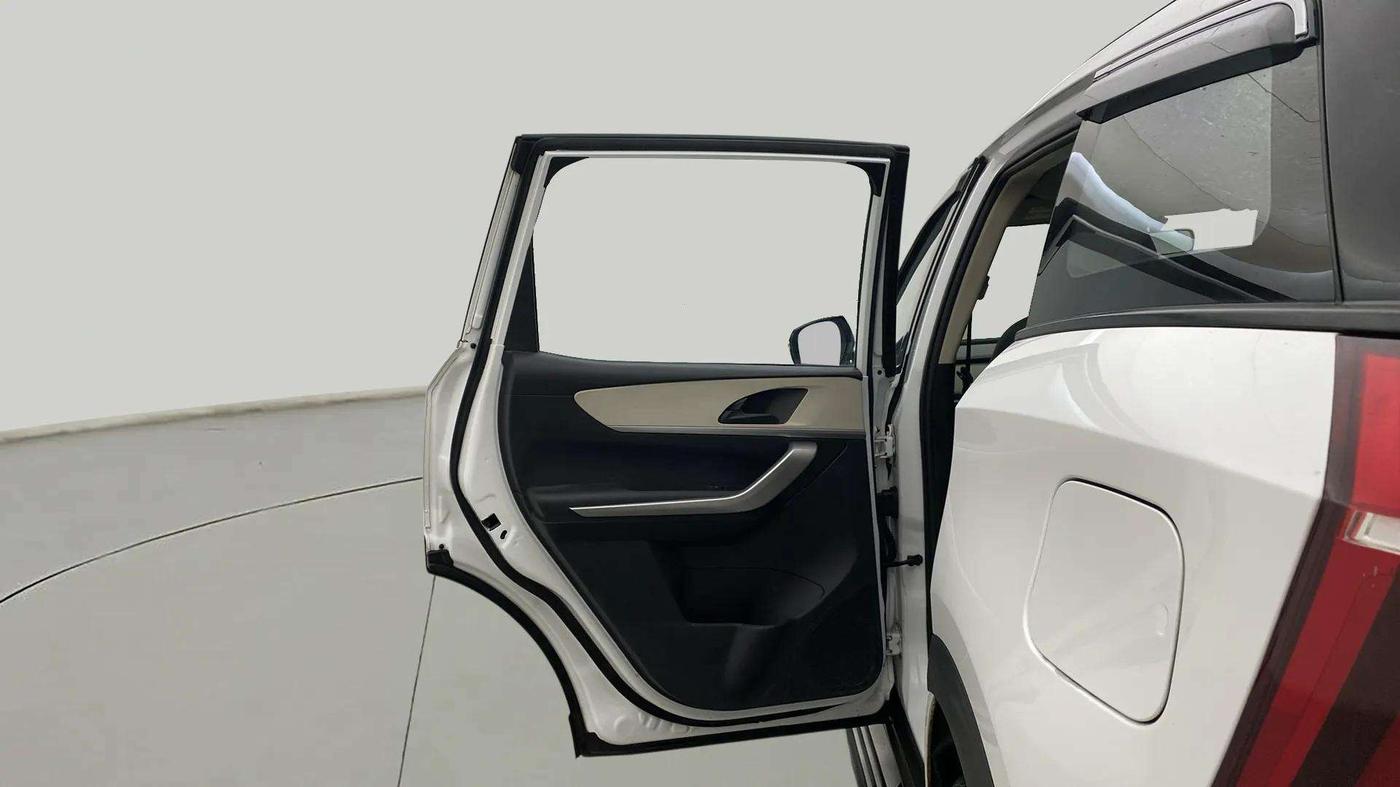 2022 Mahindra XUV700 MX D MT 5 STR, Diesel, Manual, 77,160 km, LHS Rear Door