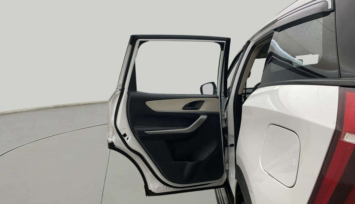 2022 Mahindra XUV700 MX D MT 5 STR, Diesel, Manual, 77,160 km, LHS Rear Door