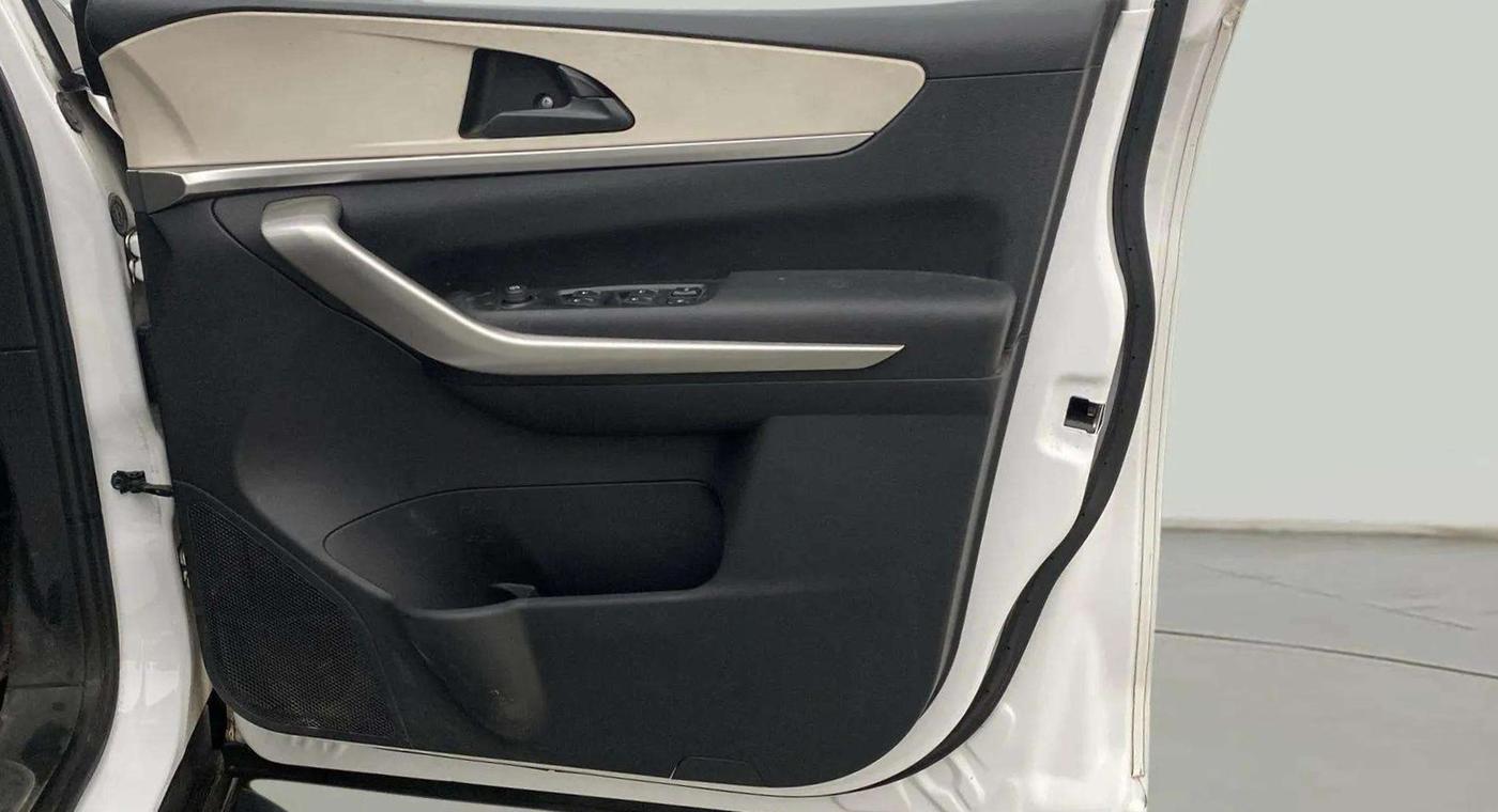 2022 Mahindra XUV700 MX D MT 5 STR, Diesel, Manual, 77,160 km, Driver Side Door Panels Control
