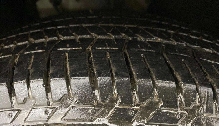 2022 Mahindra XUV700 MX D MT 5 STR, Diesel, Manual, 77,160 km, Right Front Tyre Tread