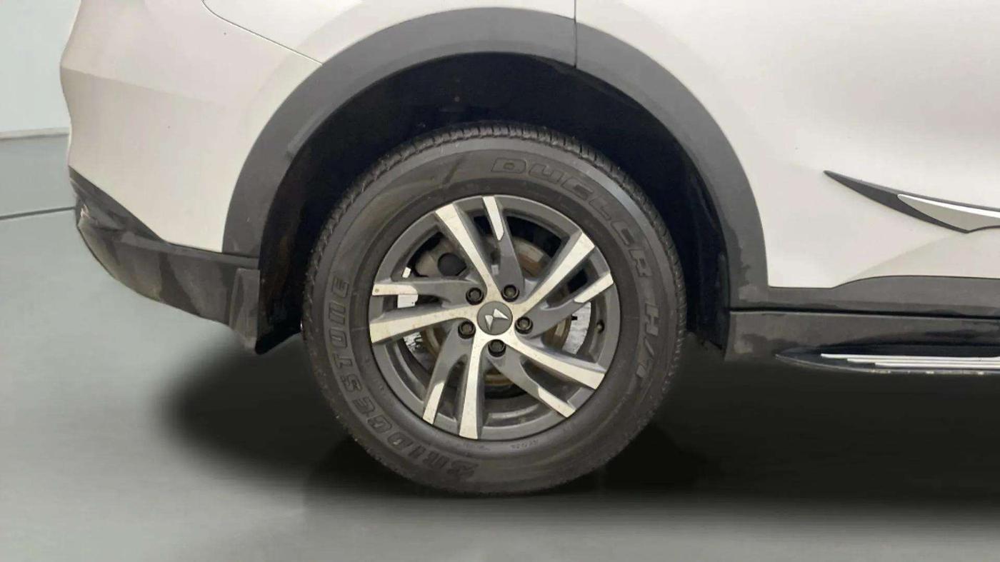 2022 Mahindra XUV700 MX D MT 5 STR, Diesel, Manual, 77,160 km, Right Rear Wheel