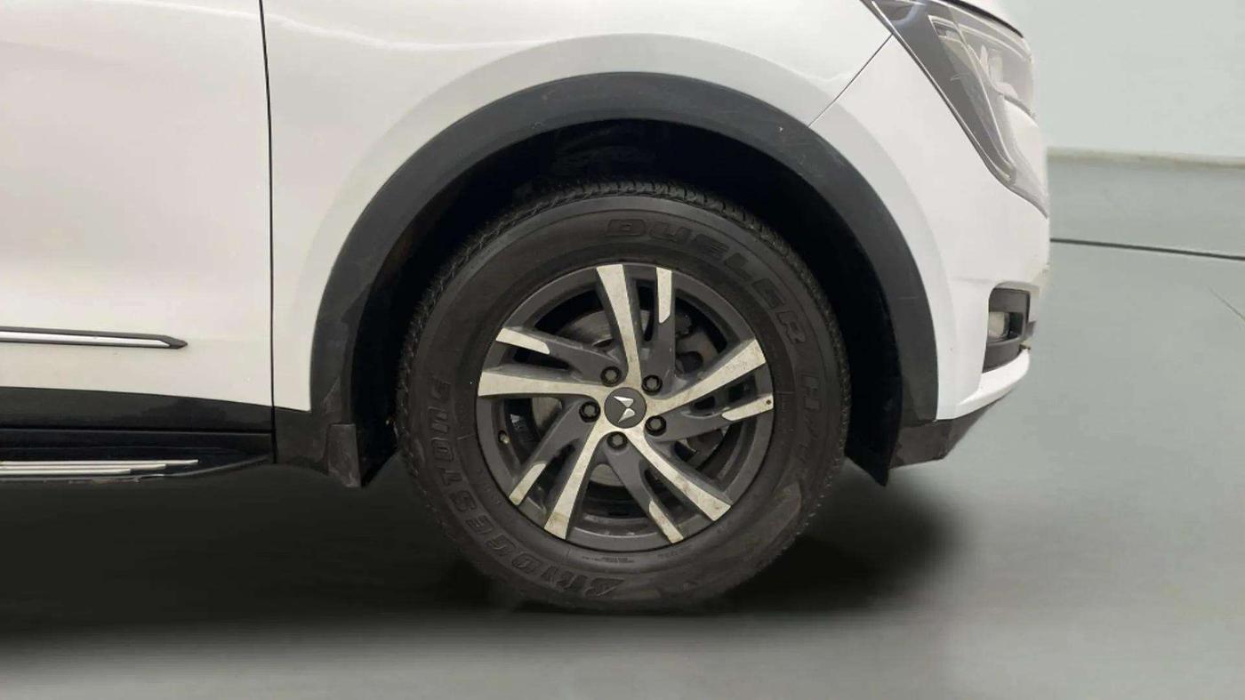 2022 Mahindra XUV700 MX D MT 5 STR, Diesel, Manual, 77,160 km, Right Front Wheel