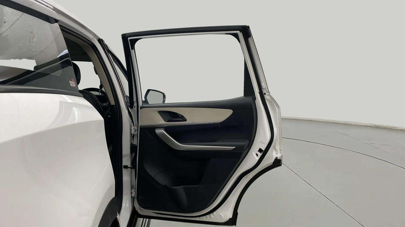2022 Mahindra XUV700 MX D MT 5 STR, Diesel, Manual, 77,160 km, RHS Rear Door