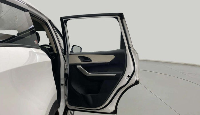 2022 Mahindra XUV700 MX D MT 5 STR, Diesel, Manual, 77,160 km, RHS Rear Door