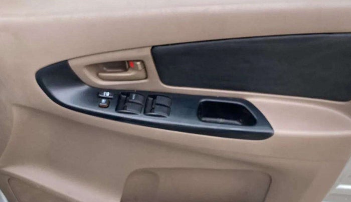 2015 Toyota Innova 2.5 GX 7 STR, Diesel, Manual, 1,40,369 km, Driver Side Door Panels Control
