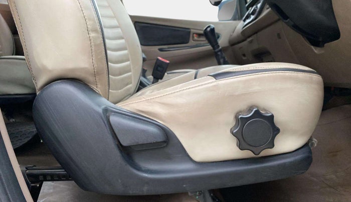 2015 Toyota Innova 2.5 GX 7 STR, Diesel, Manual, 1,40,369 km, Driver Side Adjustment Panel