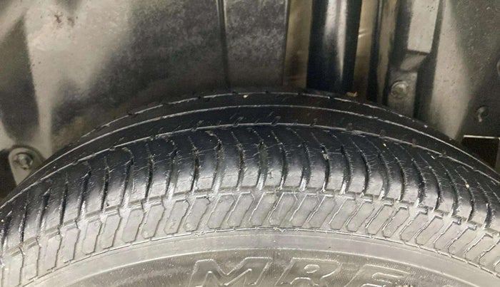 2015 Maruti Swift VXI, Petrol, Manual, 1,32,445 km, Left Rear Tyre Tread