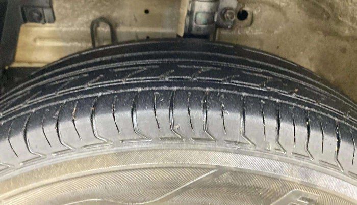2015 Maruti Swift VXI, Petrol, Manual, 1,32,445 km, Left Front Tyre Tread