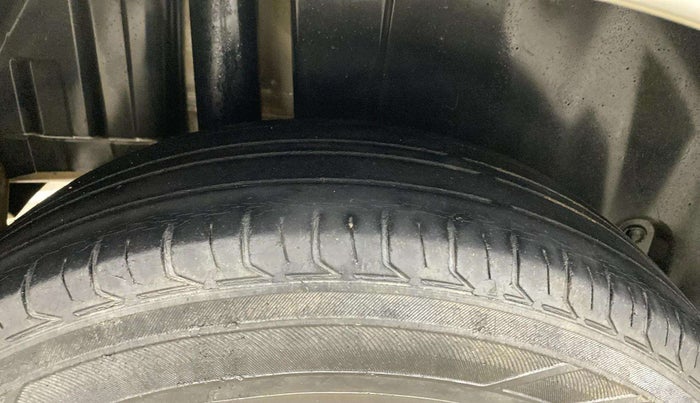 2015 Maruti Swift VXI, Petrol, Manual, 1,32,445 km, Right Rear Tyre Tread