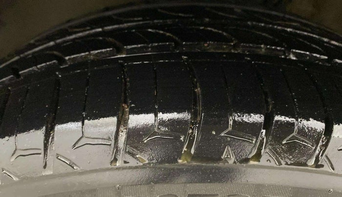 2017 Volkswagen Vento HIGHLINE 1.5 AT, Diesel, Automatic, 85,183 km, Left Front Tyre Tread