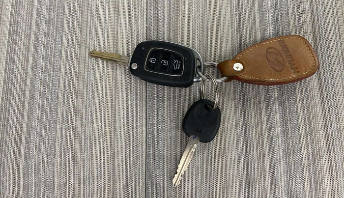 2021 Hyundai AURA S 1.2 CNG, CNG, Manual, 26,505 km, Key Close Up