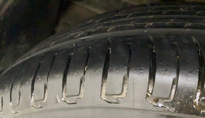2013 Maruti Swift ZXI, Petrol, Manual, 97,672 km, Right Rear Tyre Tread
