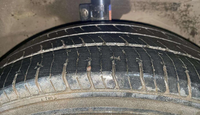 2017 Maruti Ciaz DELTA 1.4 MT PETROL, Petrol, Manual, 1,27,182 km, Right Front Tyre Tread