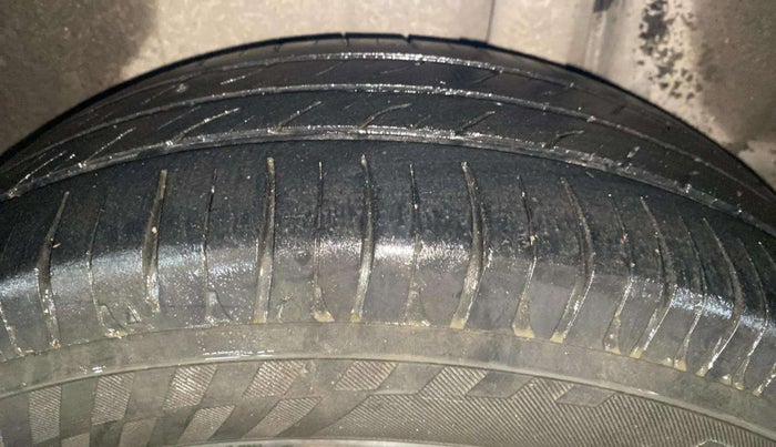 2017 Maruti Ciaz DELTA 1.4 MT PETROL, Petrol, Manual, 1,27,182 km, Left Rear Tyre Tread
