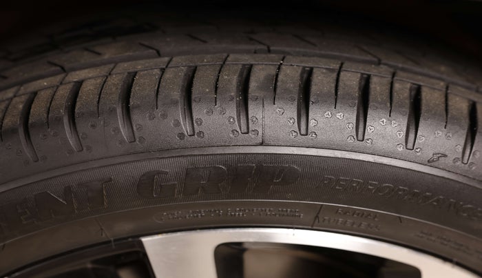2024 MG HECTOR SAVVY PRO 1.5 TURBO CVT PETROL, Petrol, Automatic, 4,730 km, Right Front Tyre Tread