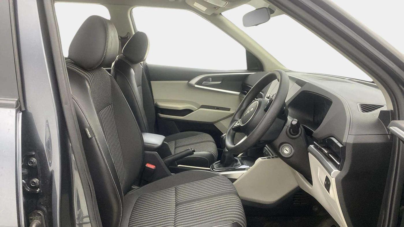 2022 KIA CARENS PRESTIGE 1.5 PETROL 7 STR, Petrol, Manual, 39,352 km, Right Side Front Door Cabin