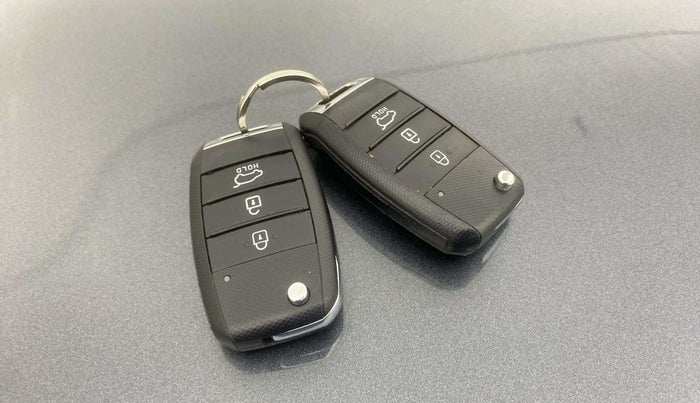2022 KIA CARENS PRESTIGE 1.5 PETROL 7 STR, Petrol, Manual, 39,352 km, Key Close Up