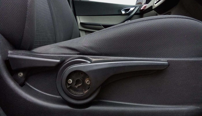 2017 Tata Tiago XZ PETROL, Petrol, Manual, 1,05,299 km, Driver Side Adjustment Panel