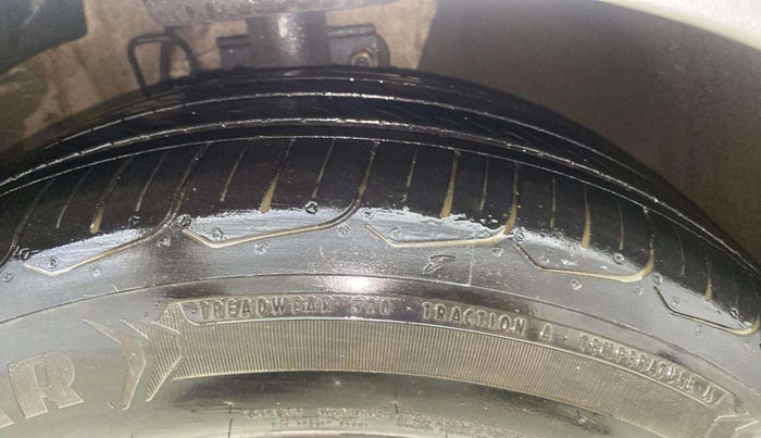 2015 Volkswagen Vento HIGHLINE PETROL AT, Petrol, Automatic, 39,366 km, Right Front Tyre Tread