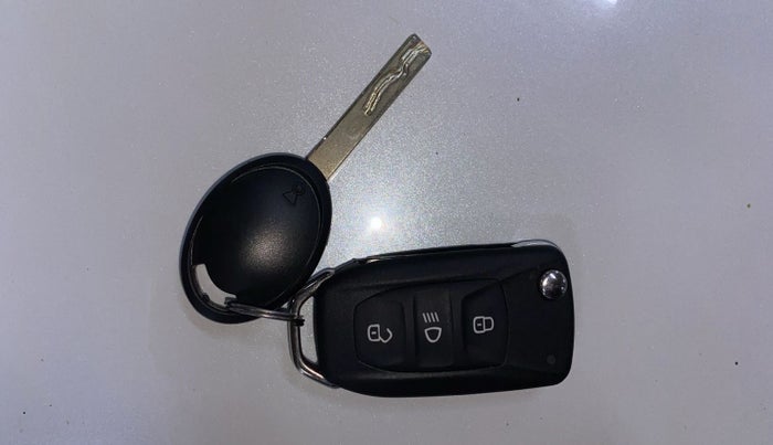 2020 Tata ALTROZ XM PETROL, Petrol, Manual, 78,646 km, Key Close Up