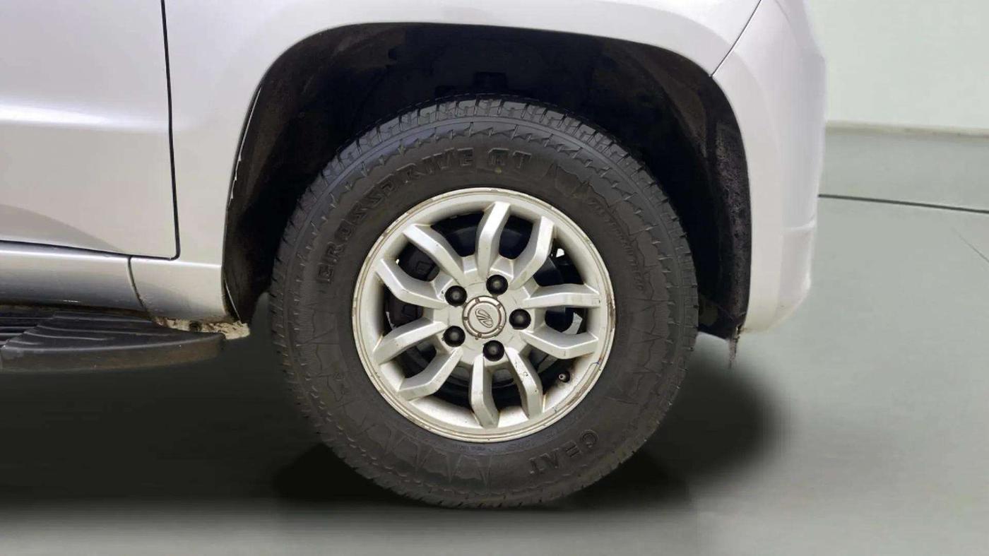 2016 Mahindra TUV300 T8 AMT, Diesel, Automatic, 91,824 km, Right Front Wheel