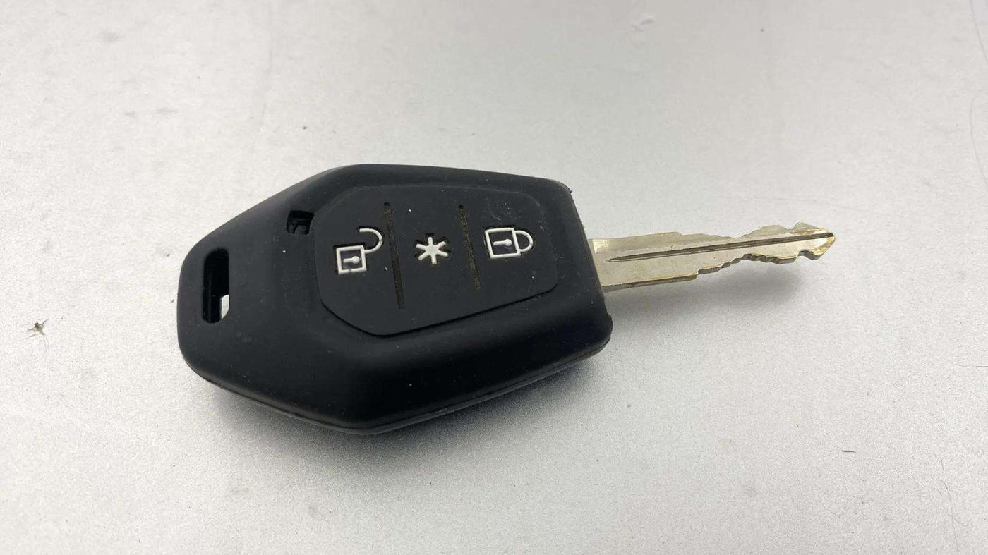 2016 Mahindra TUV300 T8 AMT, Diesel, Automatic, 91,824 km, Key Close Up