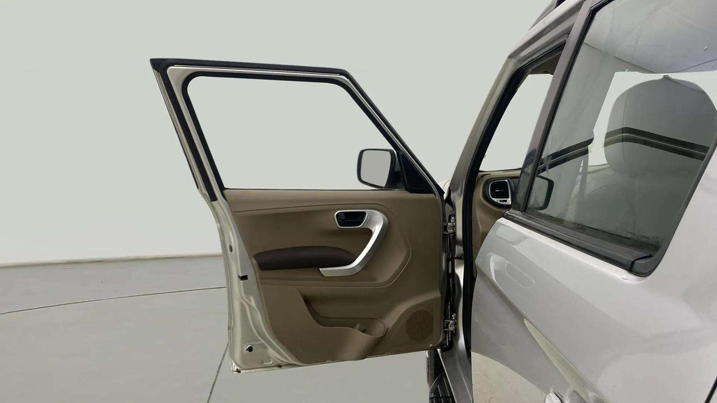 2016 Mahindra TUV300 T8 AMT, Diesel, Automatic, 91,824 km, LHS Front Door