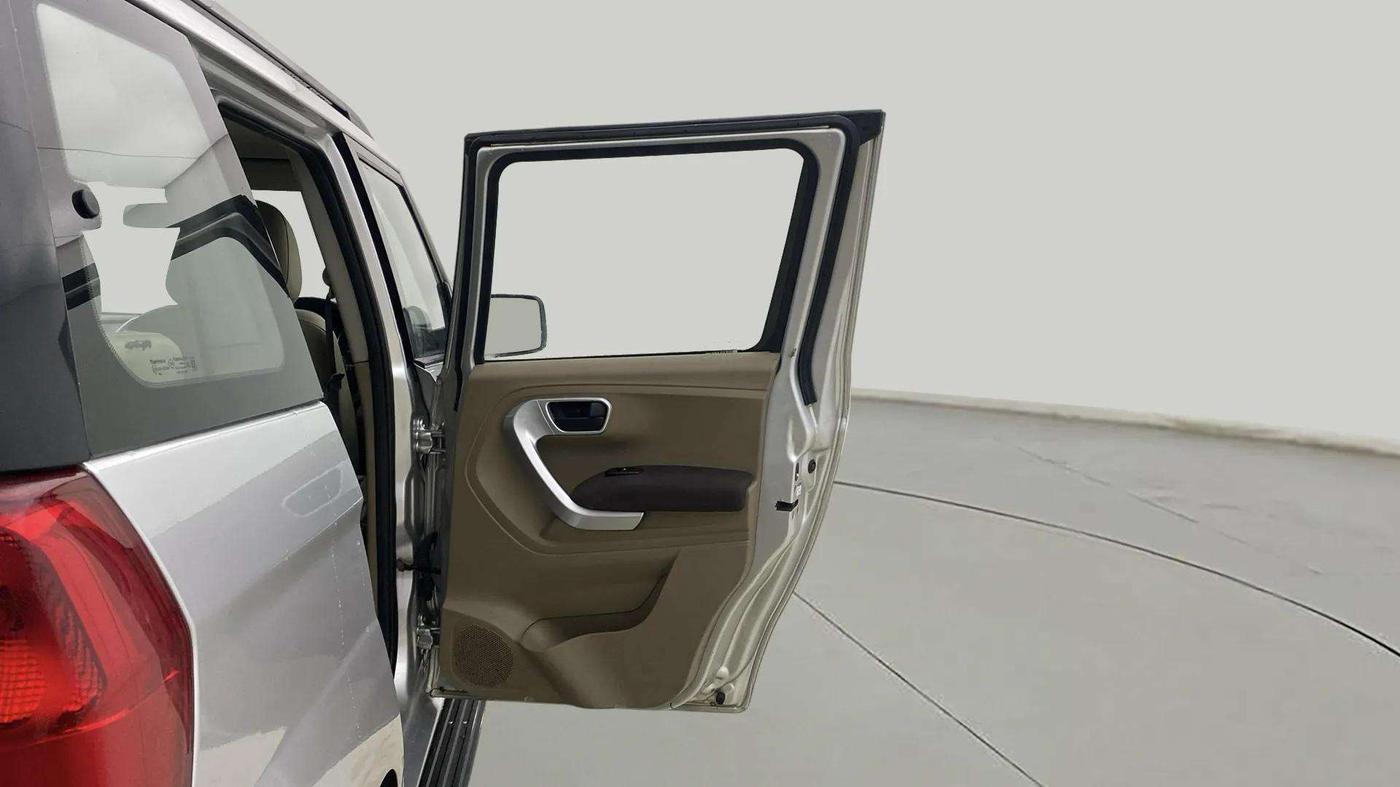 2016 Mahindra TUV300 T8 AMT, Diesel, Automatic, 91,824 km, RHS Rear Door