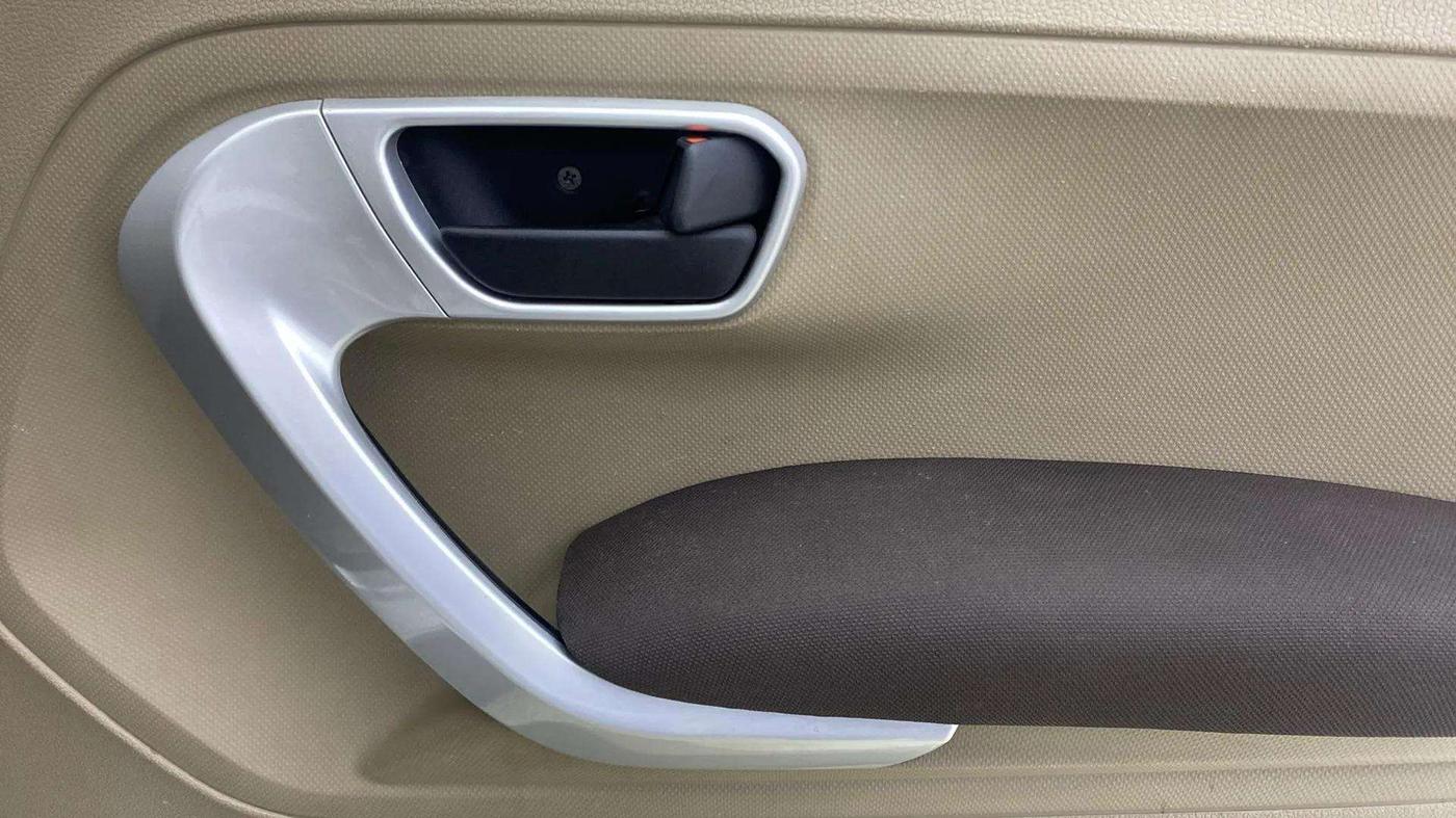 2016 Mahindra TUV300 T8 AMT, Diesel, Automatic, 91,824 km, Driver Side Door Panels Control