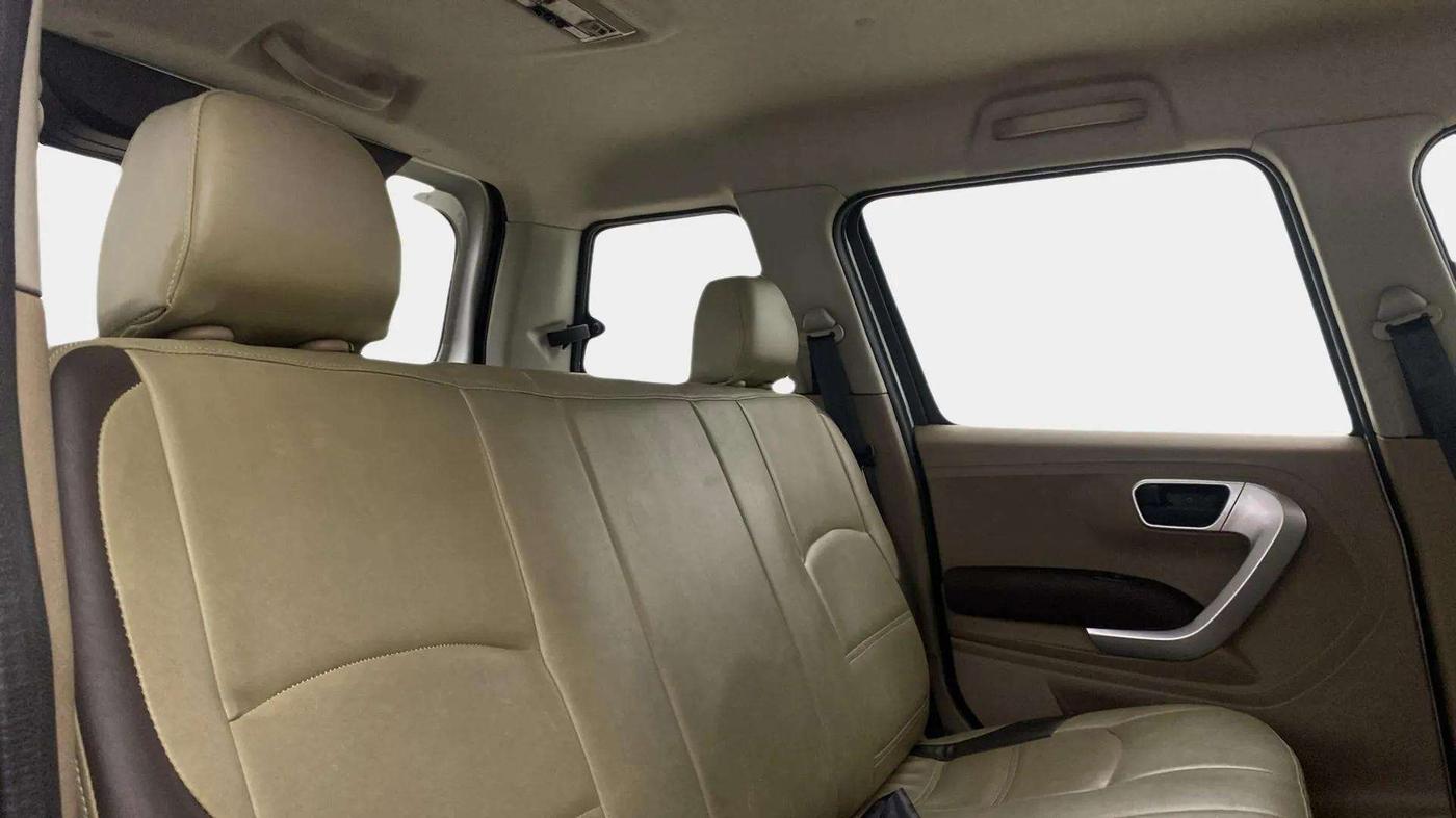 2016 Mahindra TUV300 T8 AMT, Diesel, Automatic, 91,824 km, Right Side Rear Door Cabin