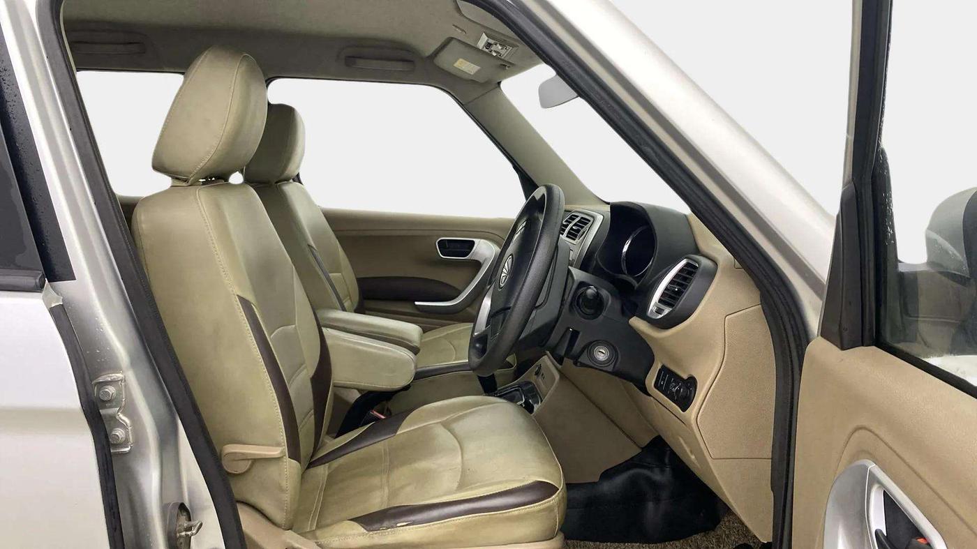 2016 Mahindra TUV300 T8 AMT, Diesel, Automatic, 91,824 km, Right Side Front Door Cabin