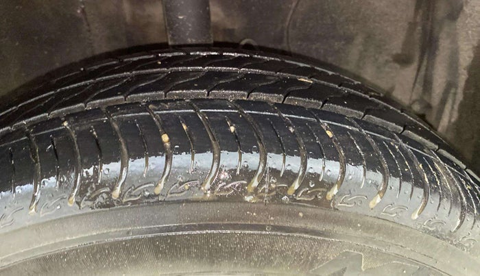 2013 Toyota Etios Liva G, Petrol, Manual, 78,202 km, Right Front Tyre Tread