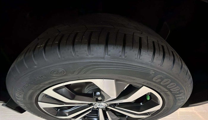 2023 MG HECTOR SHARP PRO 1.5 PETROL TURBO CVT PETROL, Petrol, Automatic, 3,394 km, Right Rear Tyre Tread