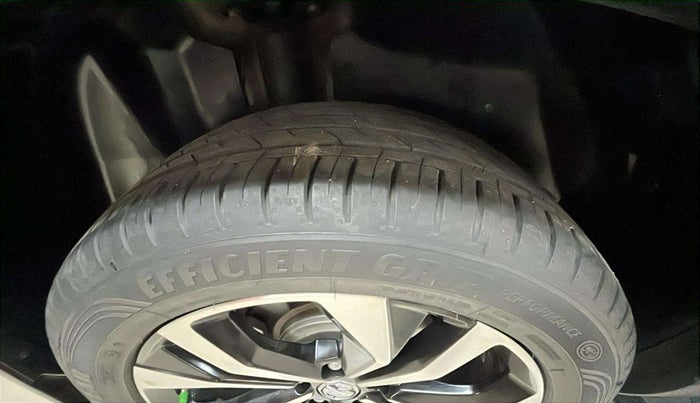 2023 MG HECTOR SMART PRO 1.5 TURBO MT PETROL, Petrol, Manual, 25,160 km, Right Front Tyre Tread