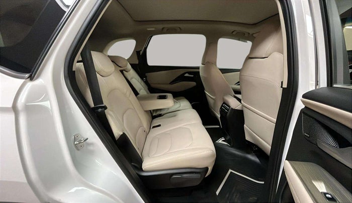 2023 MG HECTOR SAVVY PRO 1.5 TURBO CVT PETROL, Petrol, Automatic, 32,959 km, Right Side Rear Door Cabin