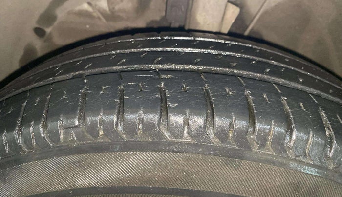 2019 Maruti Swift VDI, Diesel, Manual, 30,614 km, Left Front Tyre Tread