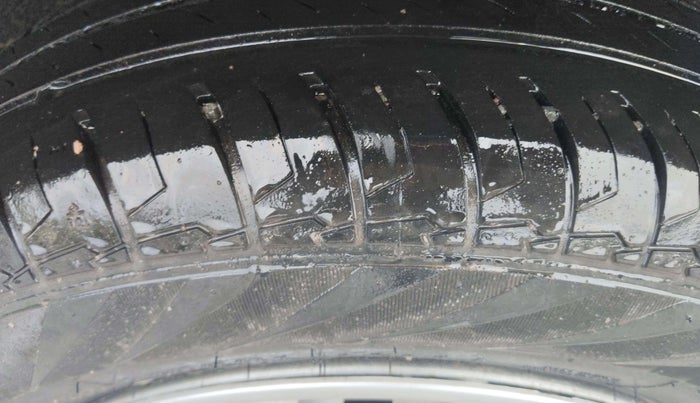2022 Maruti Dzire LXI, Petrol, Manual, 42,852 km, Right Front Tyre Tread