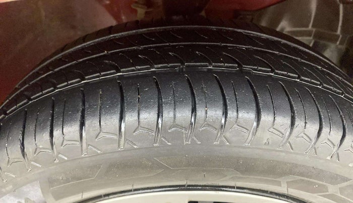 2016 Honda Brio S MT, Petrol, Manual, 70,069 km, Right Front Tyre Tread