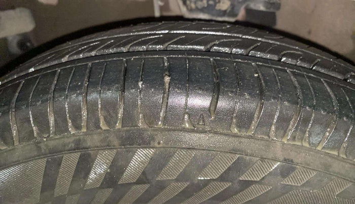 2015 Hyundai i10 MAGNA 1.1, Petrol, Manual, 76,630 km, Left Front Tyre Tread